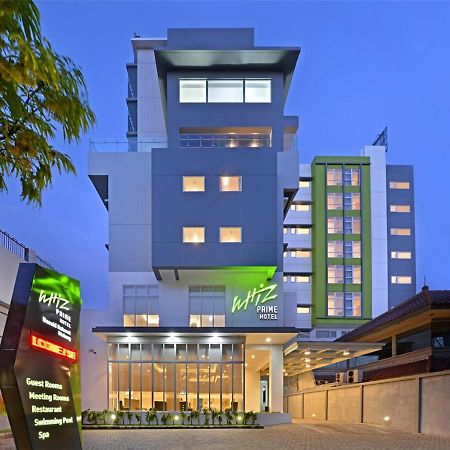 Whiz Prime Hotel Basuki Rahmat Malang Exteriör bild