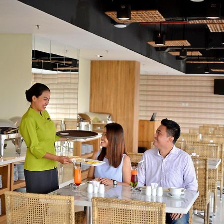 Whiz Prime Hotel Basuki Rahmat Malang Exteriör bild