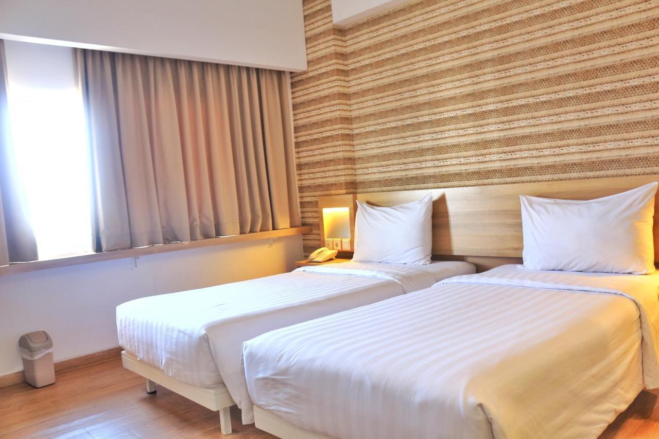 Whiz Prime Hotel Basuki Rahmat Malang Exteriör bild