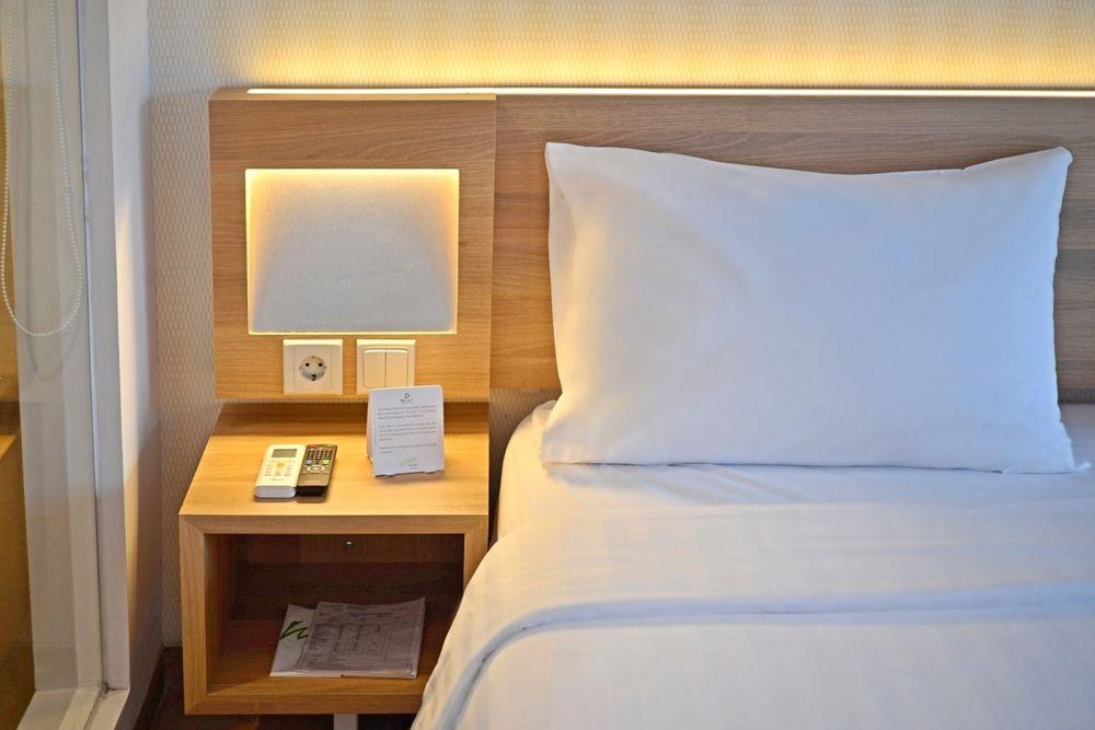 Whiz Prime Hotel Basuki Rahmat Malang Exteriör bild