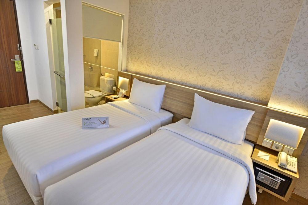 Whiz Prime Hotel Basuki Rahmat Malang Exteriör bild