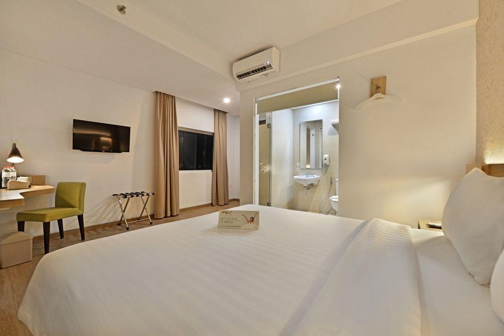 Whiz Prime Hotel Basuki Rahmat Malang Exteriör bild