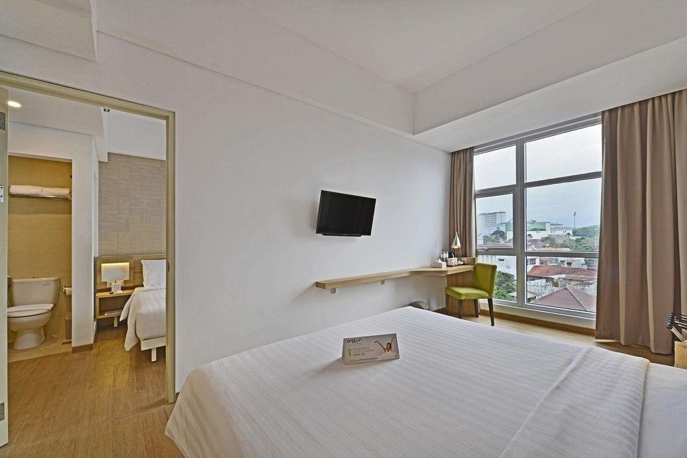 Whiz Prime Hotel Basuki Rahmat Malang Exteriör bild
