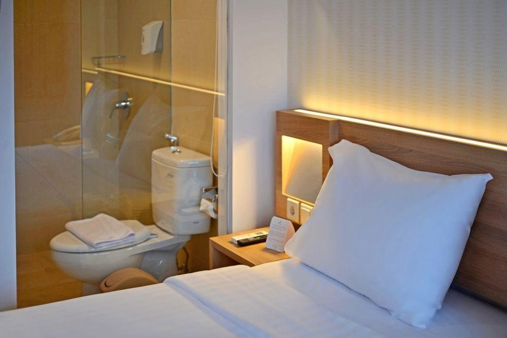 Whiz Prime Hotel Basuki Rahmat Malang Exteriör bild