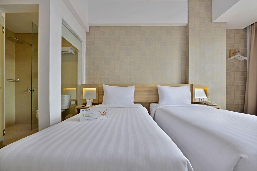 Whiz Prime Hotel Basuki Rahmat Malang Exteriör bild