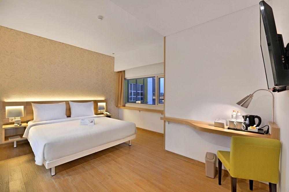 Whiz Prime Hotel Basuki Rahmat Malang Exteriör bild