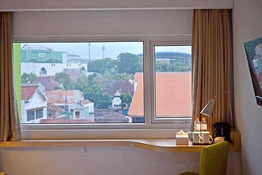 Whiz Prime Hotel Basuki Rahmat Malang Exteriör bild