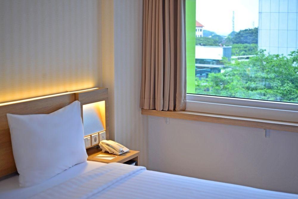 Whiz Prime Hotel Basuki Rahmat Malang Exteriör bild