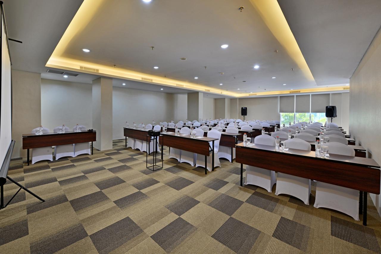 Whiz Prime Hotel Basuki Rahmat Malang Exteriör bild