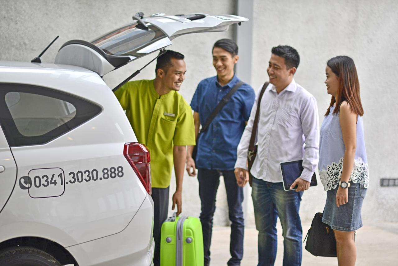 Whiz Prime Hotel Basuki Rahmat Malang Exteriör bild