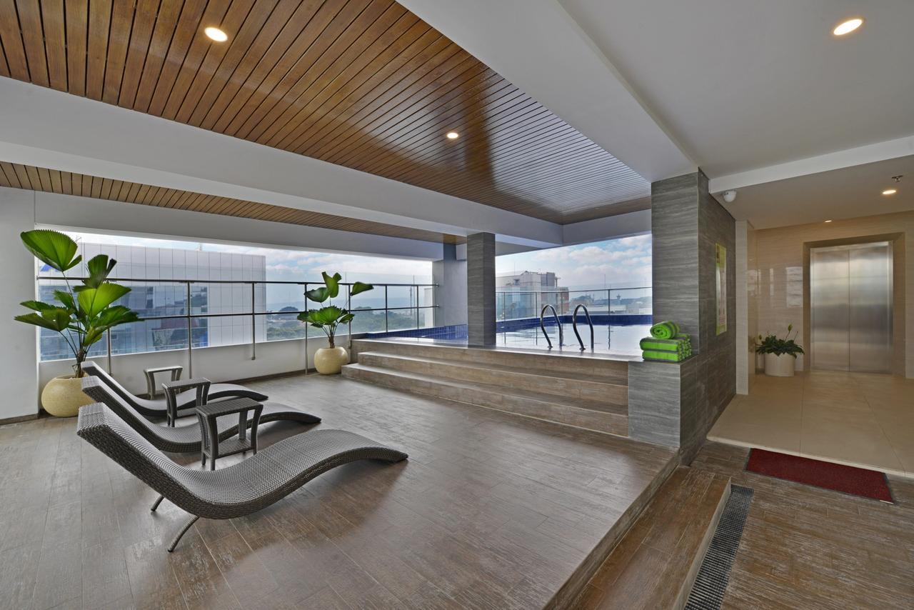 Whiz Prime Hotel Basuki Rahmat Malang Exteriör bild