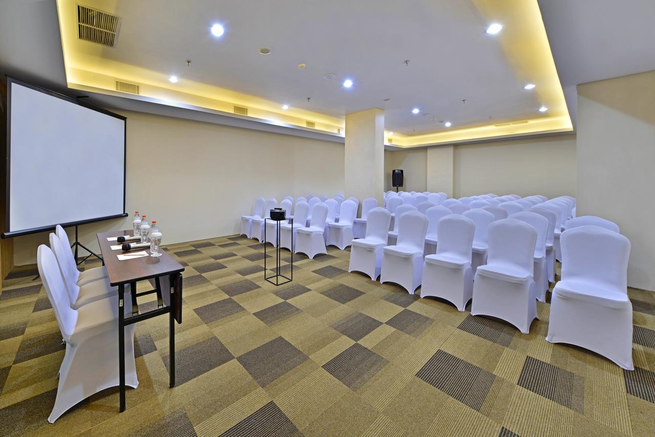 Whiz Prime Hotel Basuki Rahmat Malang Exteriör bild