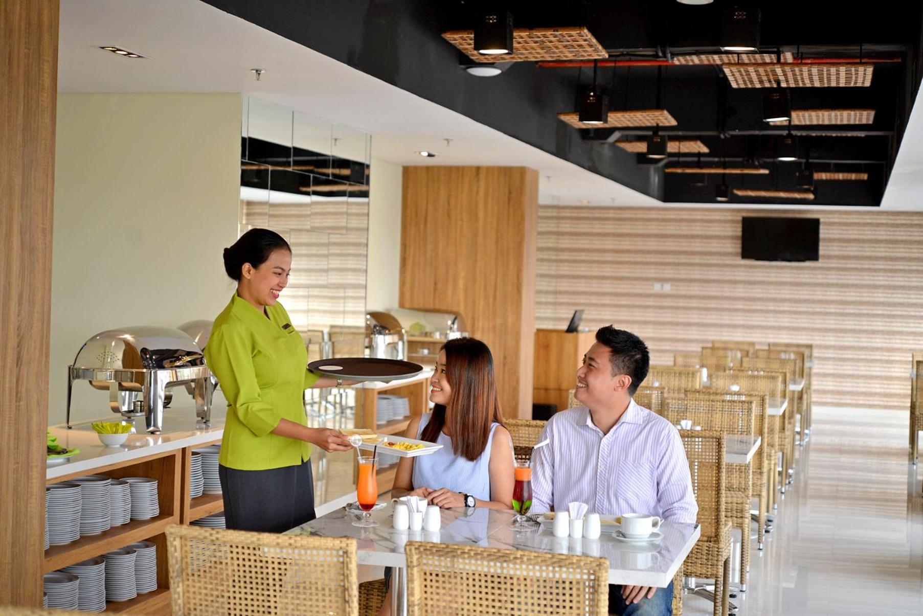 Whiz Prime Hotel Basuki Rahmat Malang Exteriör bild
