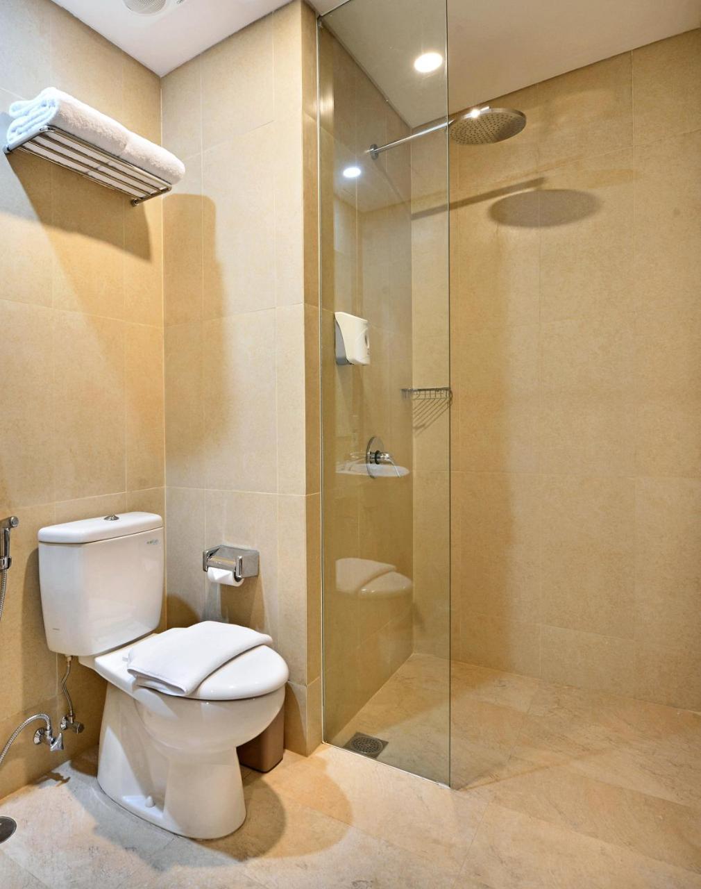 Whiz Prime Hotel Basuki Rahmat Malang Exteriör bild