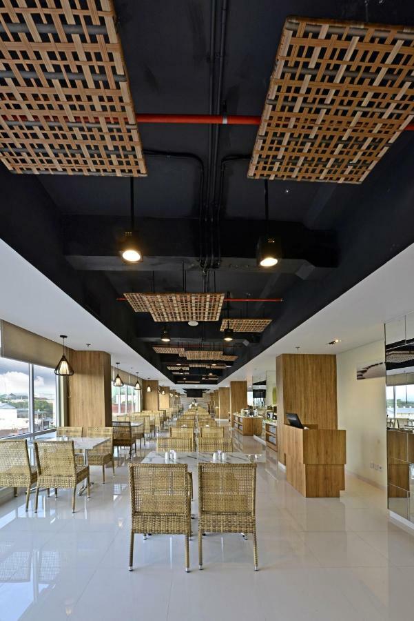 Whiz Prime Hotel Basuki Rahmat Malang Exteriör bild